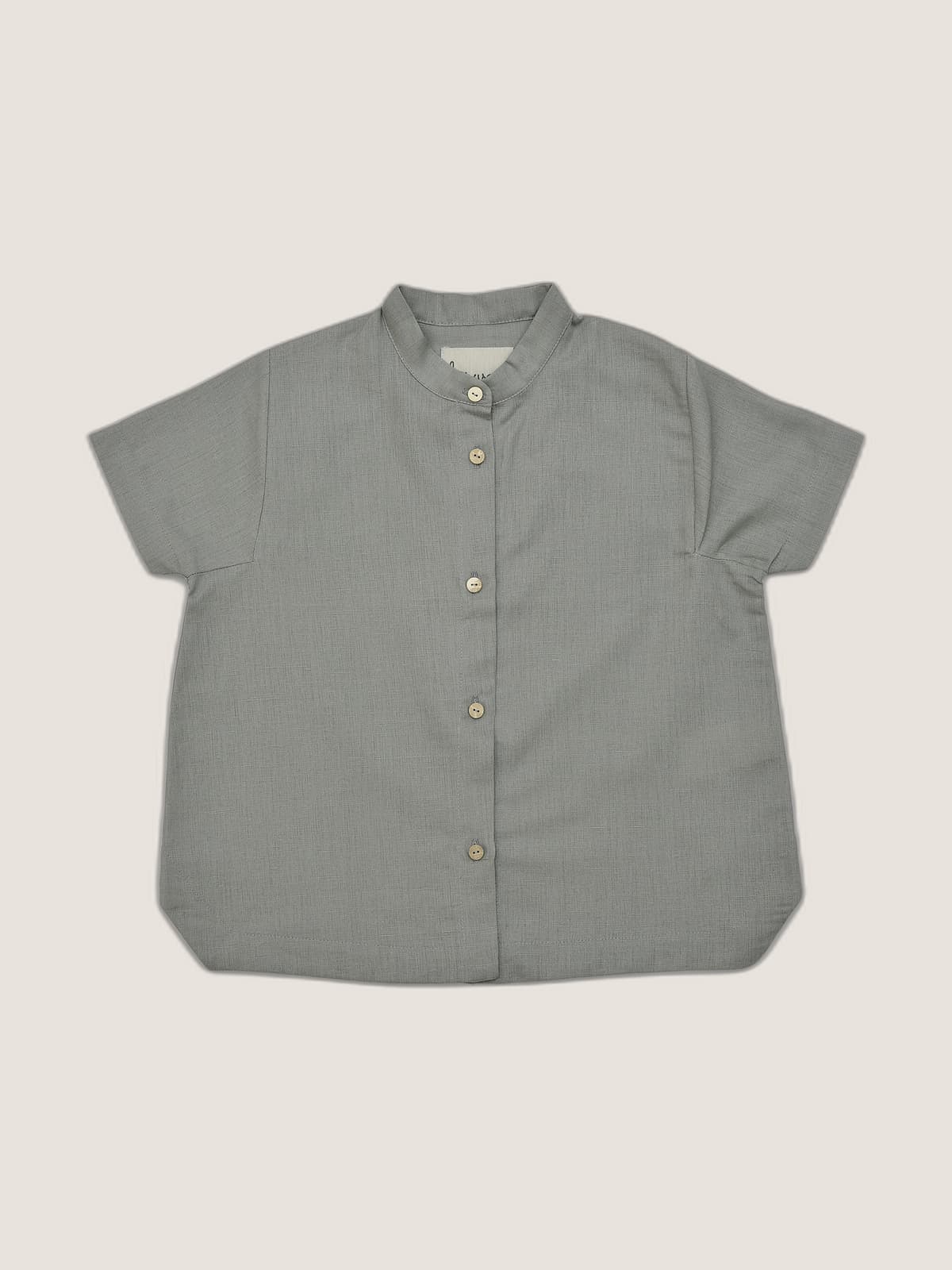 Camicia alla Coreana in Lino Celeste lino e polvere still life front di Farway Milano - _AND3682-vertical-beige-centrato-zoom.jpg