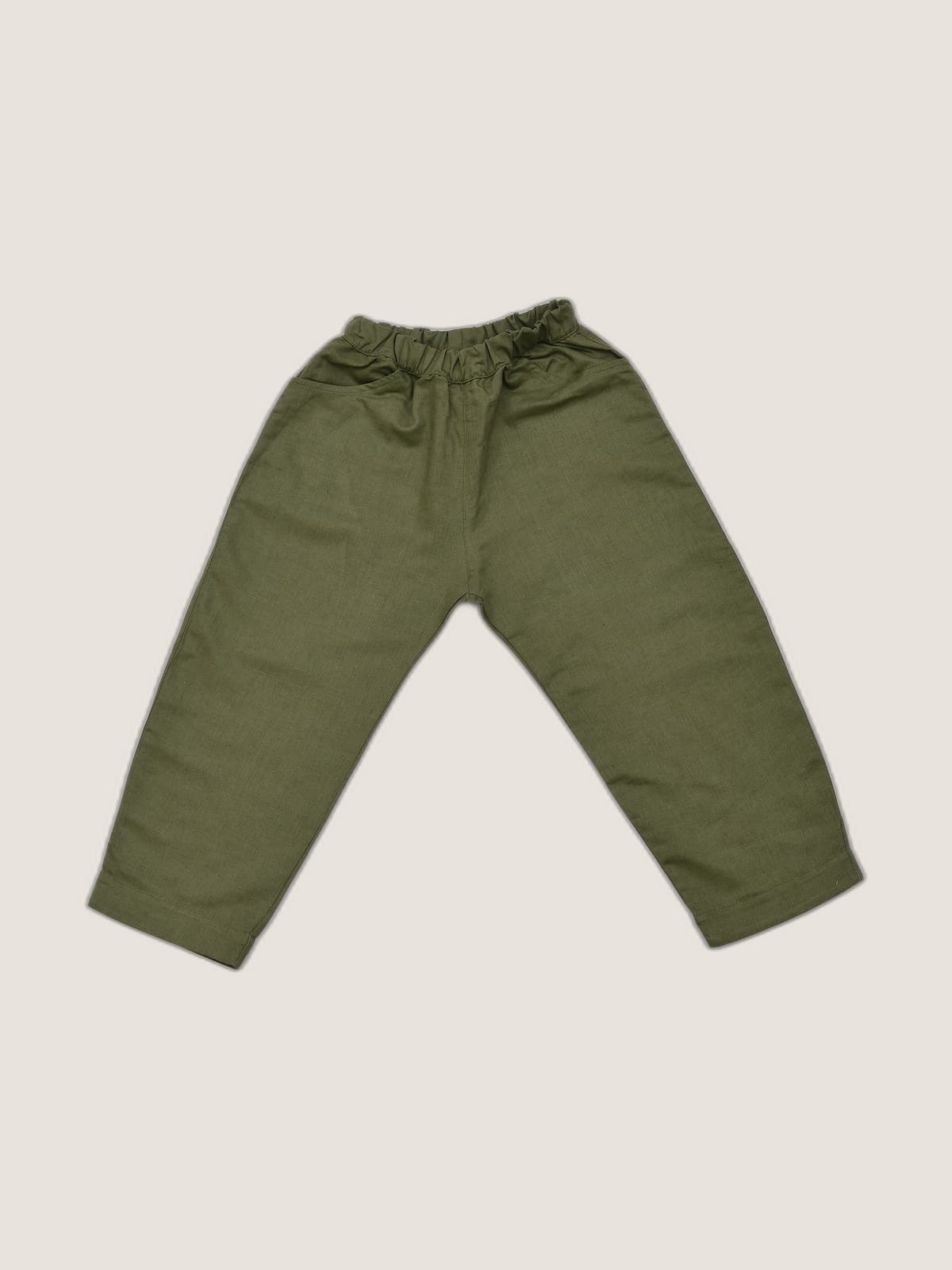 Pantalone Capri Verde khaki e militare still life front di Farway Milano - _AND3694-vertical-beige-centrato-zoom.jpg