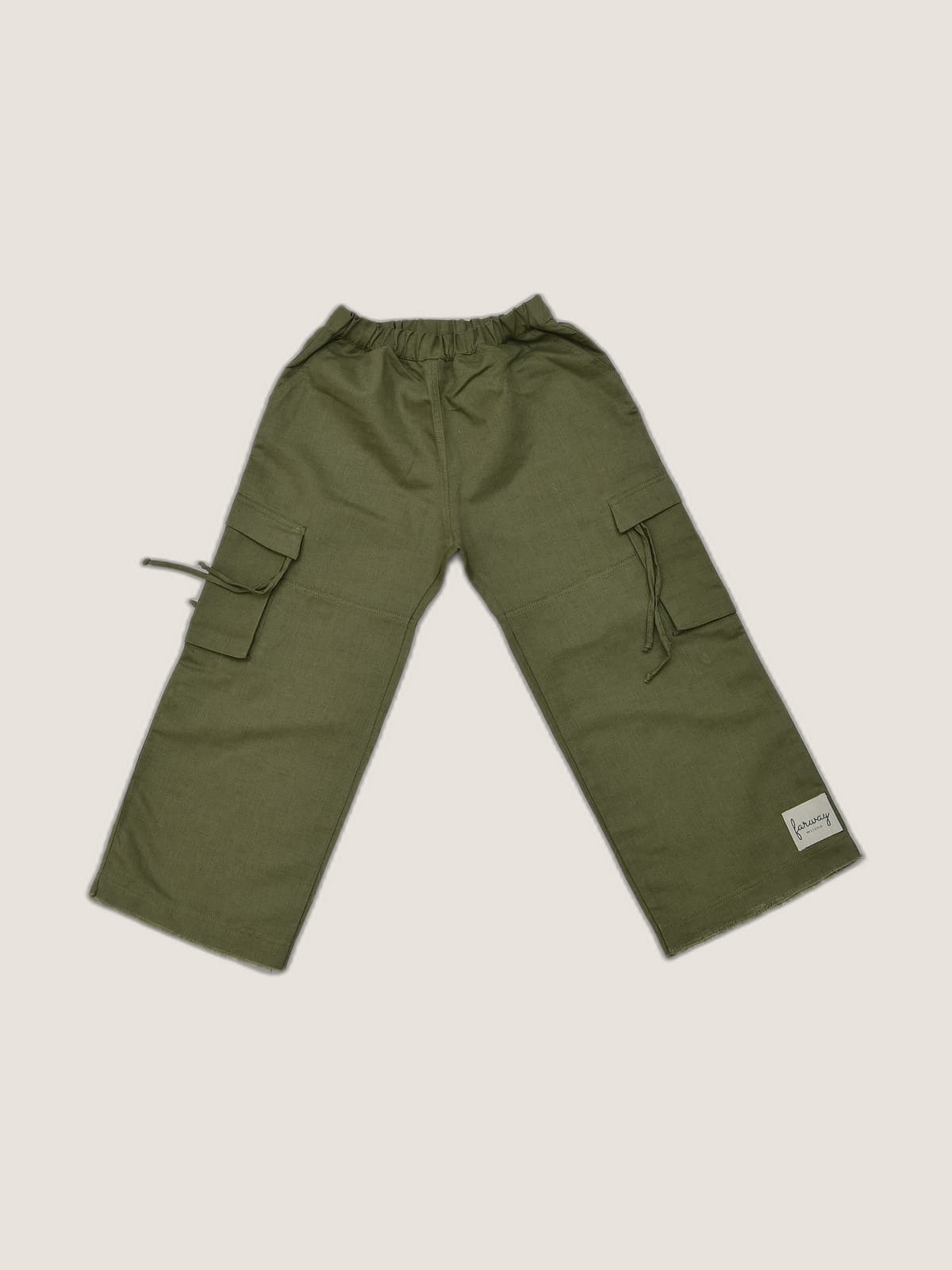 Pantalone Capri Cargo Verde khaki e militare still life front di Farway Milano - _AND3711-vertical-beige-centrato-zoom.jpg