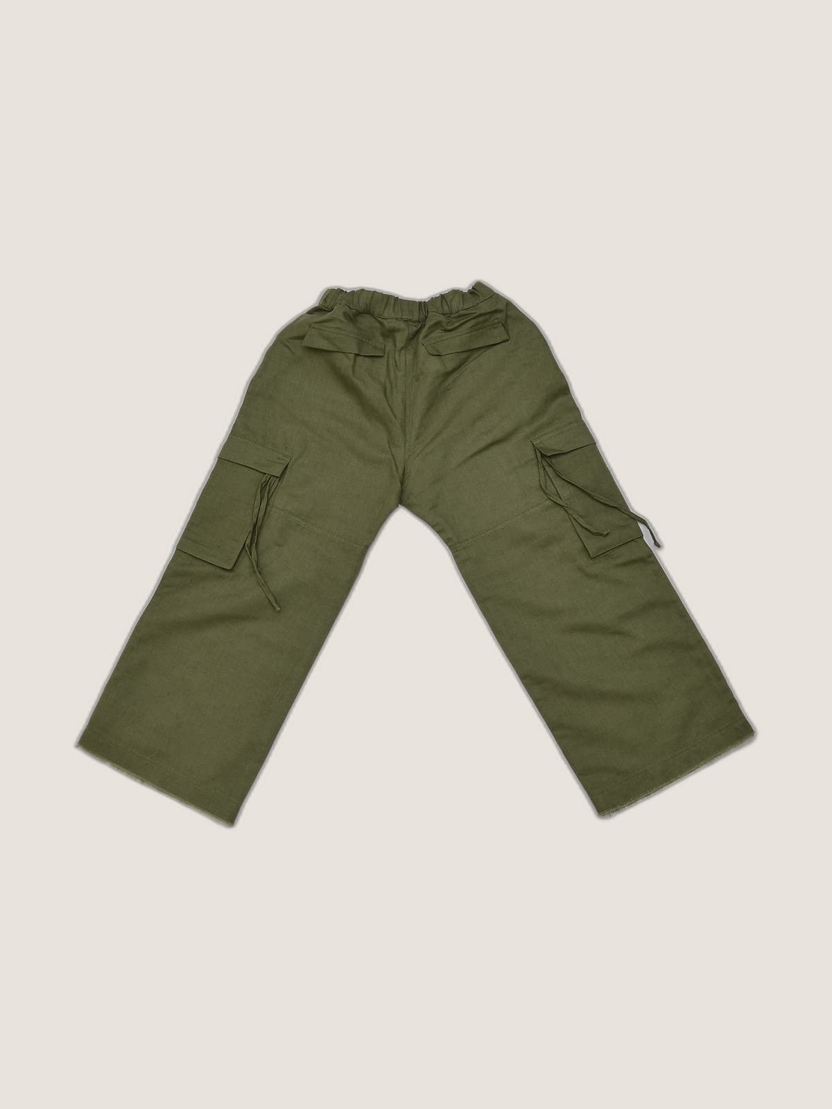 Pantalone Capri Cargo Verde khaki e militare still life retro di Farway Milano - _AND3715-vertical-beige-centrato-zoom.jpg