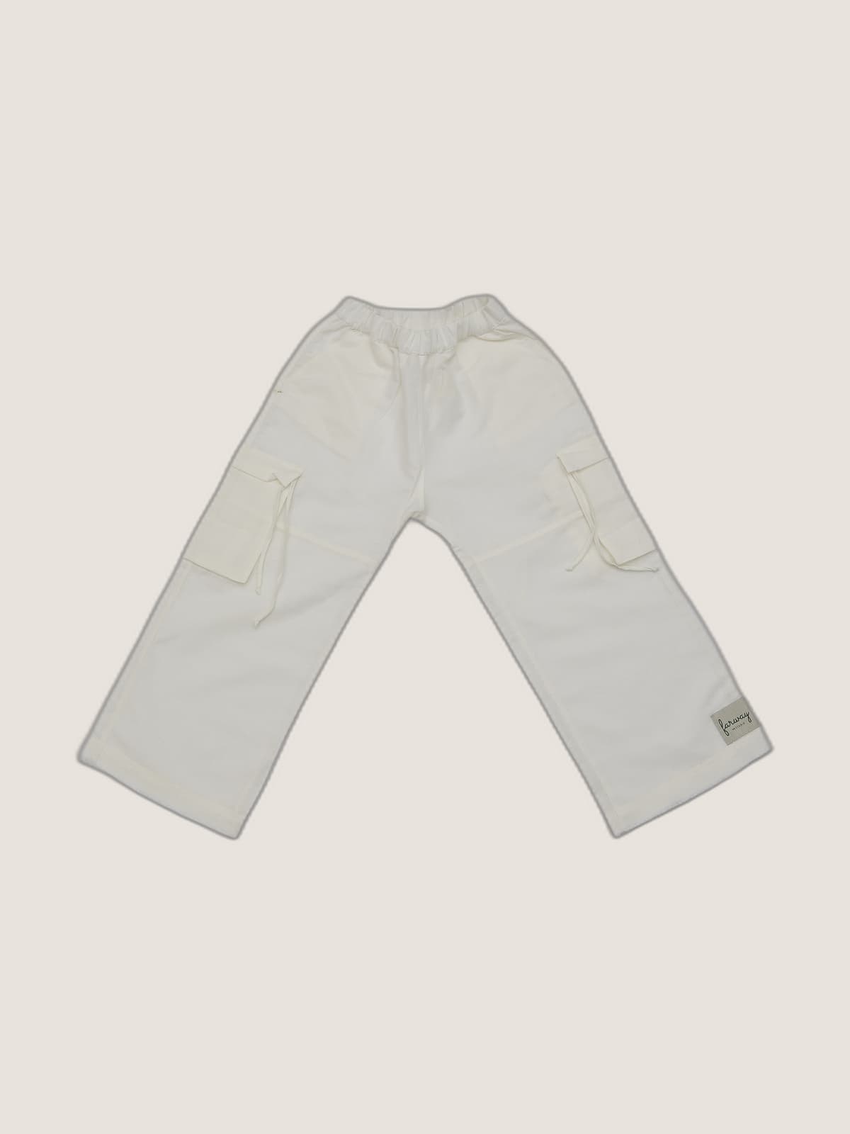 Pantalone Capri Cargo Panna e avorio still life front di Farway Milano - _AND3716-vertical-beige-centrato-zoom.jpg