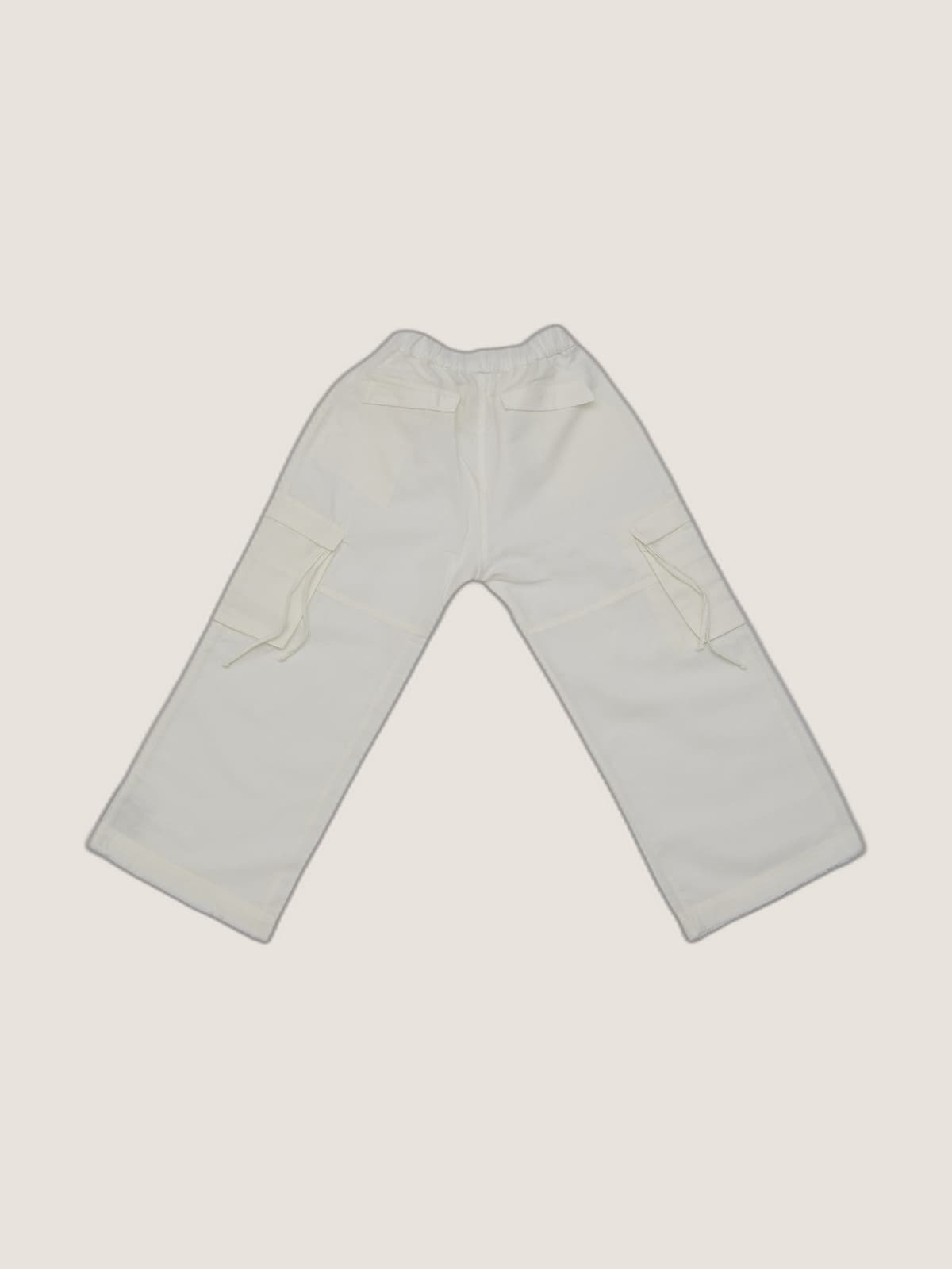 Pantalone Capri Cargo Panna e avorio still life retro di Farway Milano - _AND3717-vertical-beige-centrato-zoom.jpg