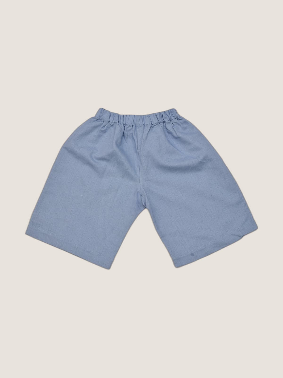 Pantaloncino Capri Azzurro polvere e denim still life retro di Farway Milano - _AND3726-vertical-beige-centrato-zoom.jpg