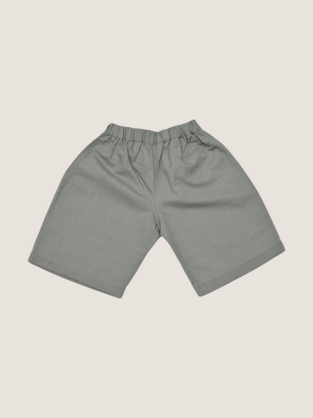 Pantaloncino Capri Celeste lino e polvere still life retro di Farway Milano - _AND3730-vertical-beige-centrato-zoom.jpg