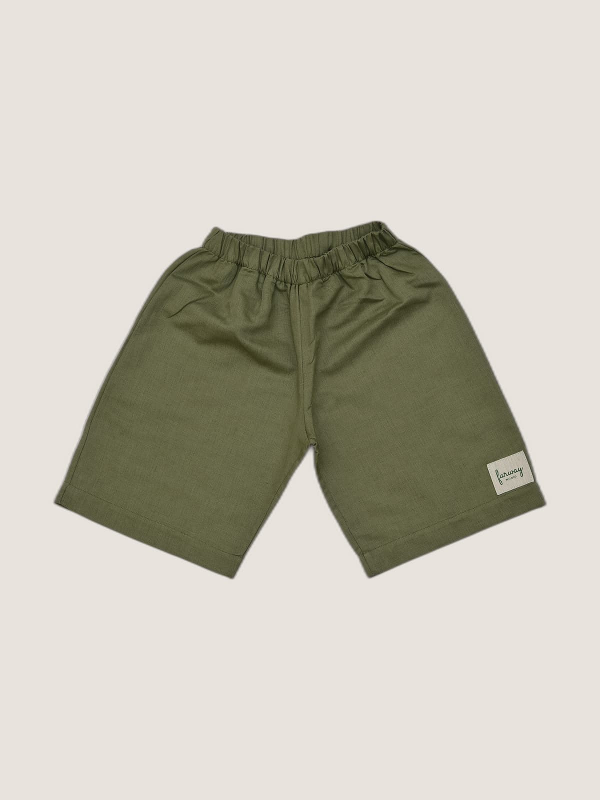 Pantaloncino Capri Verde khaki e militare still life front di Farway Milano - _AND3731-vertical-beige-centrato-zoom.jpg