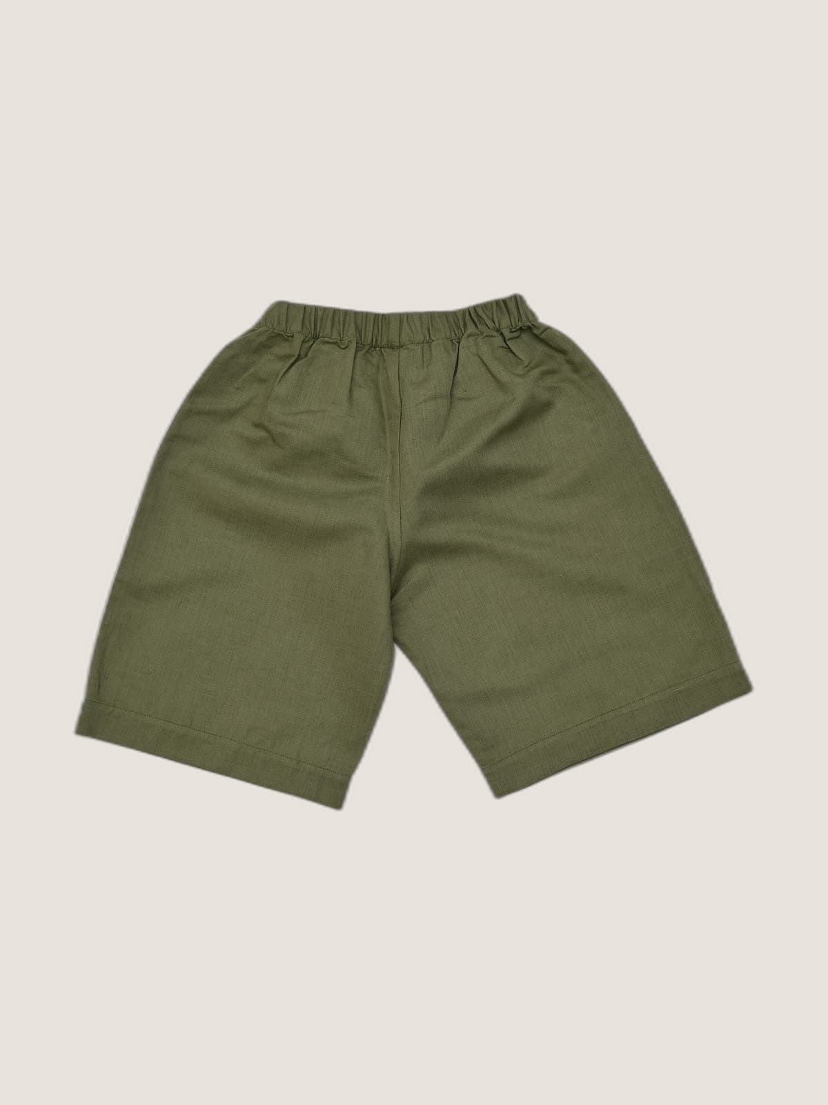Pantaloncino Capri Verde khaki e militare still life retro di Farway Milano - _AND3732-vertical-beige-centrato-zoom.jpg