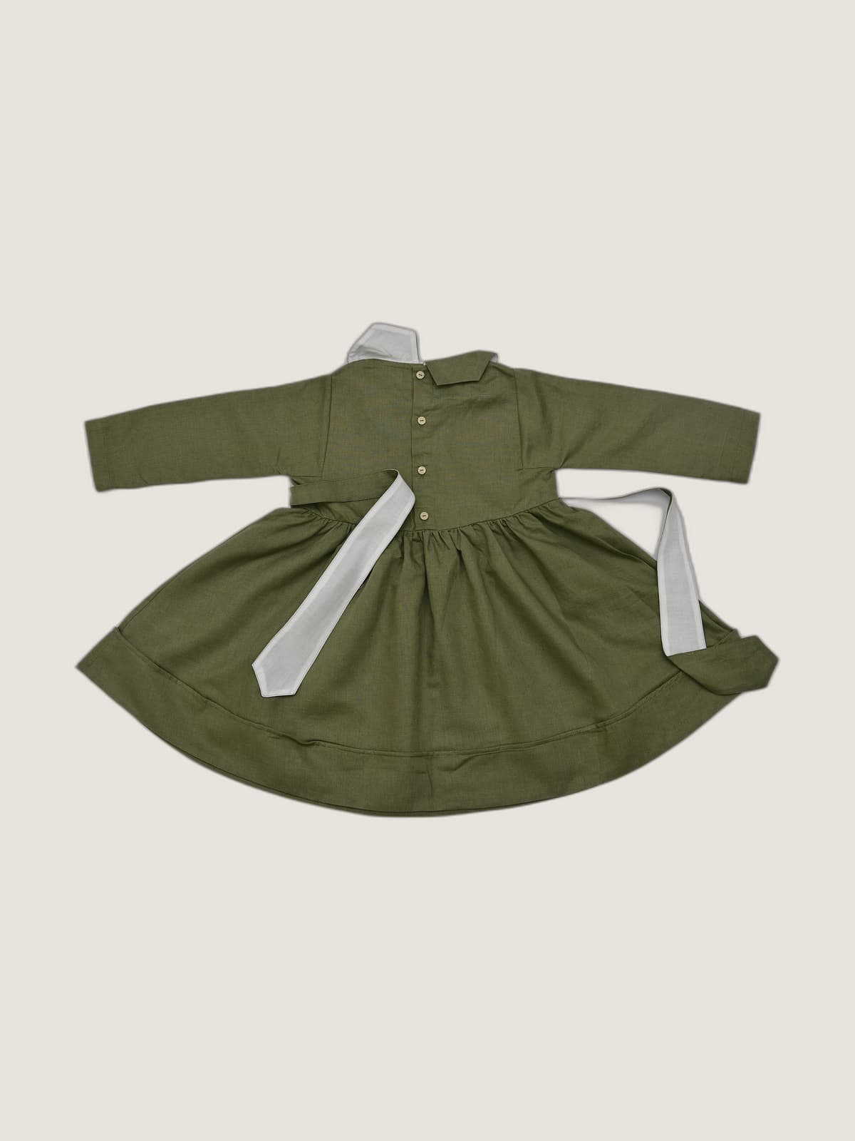 Abito Ariel Verde khaki e militare still life retro di Farway Milano - _AND3768-vertical-beige-centrato-zoom.jpg