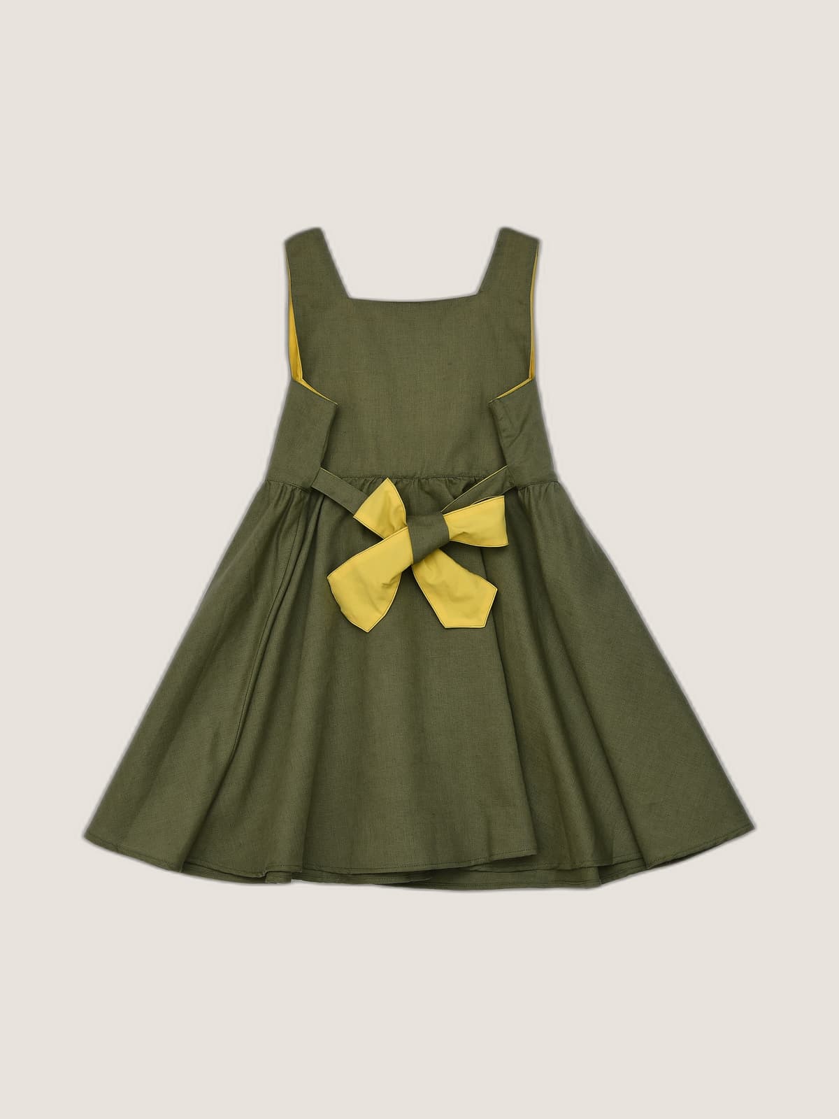 Abito Charlotte smanicato in lino Verde khaki e militare still life retro di Farway Milano - _AND3787-vertical-beige-centrato-zoom.jpg