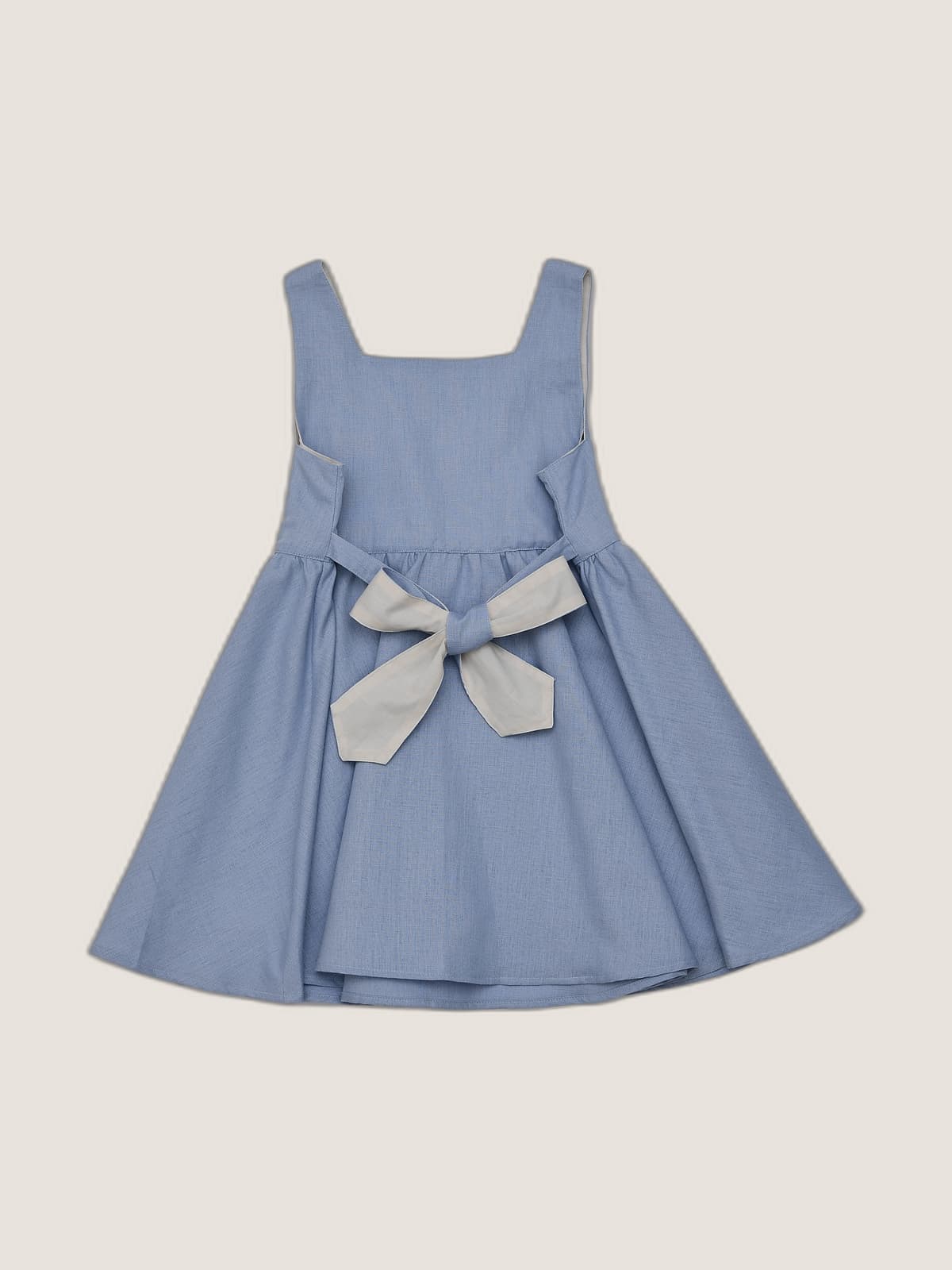 Abito Charlotte smanicato in lino Azzurro polvere e denim still life retro di Farway Milano - _AND3789-vertical-beige-centrato-zoom.jpg