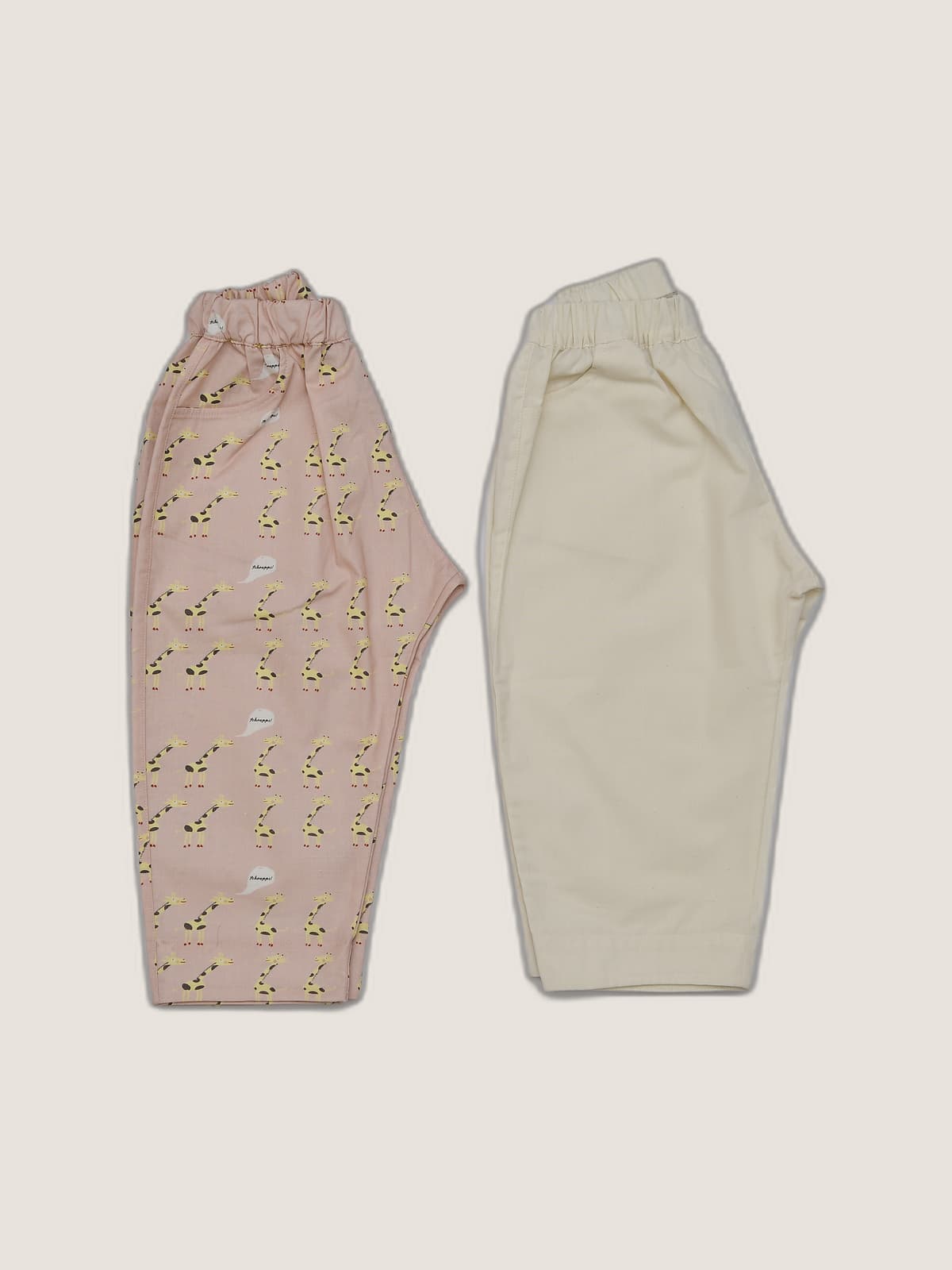 Pantalone Cropped in Popeline Giraffe Fantasie: animali still life lato di Farway Milano - _AND3832-vertical-beige-centrato-zoom.jpg