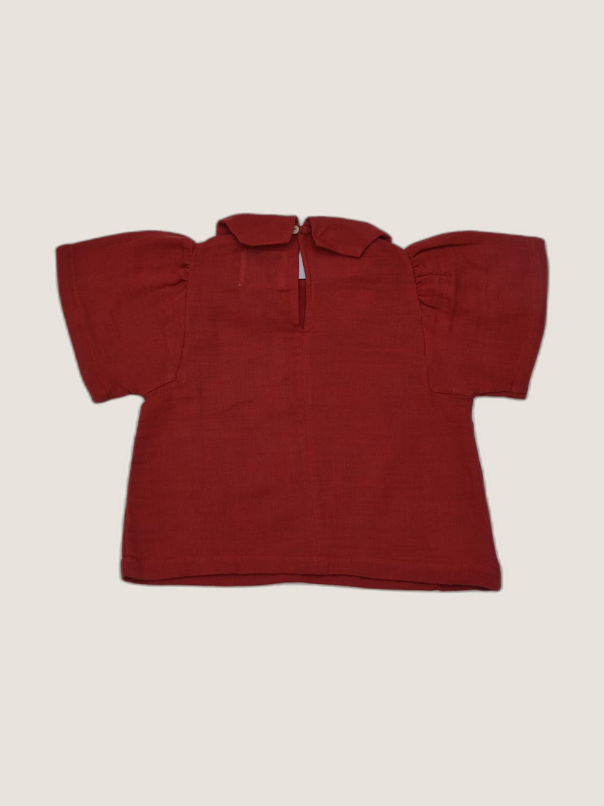 Camicia Masha manica scampanata Rosso e ciliegia still life front di Farway Milano - _AND3852-vertical-beige-centrato-zoom.jpg