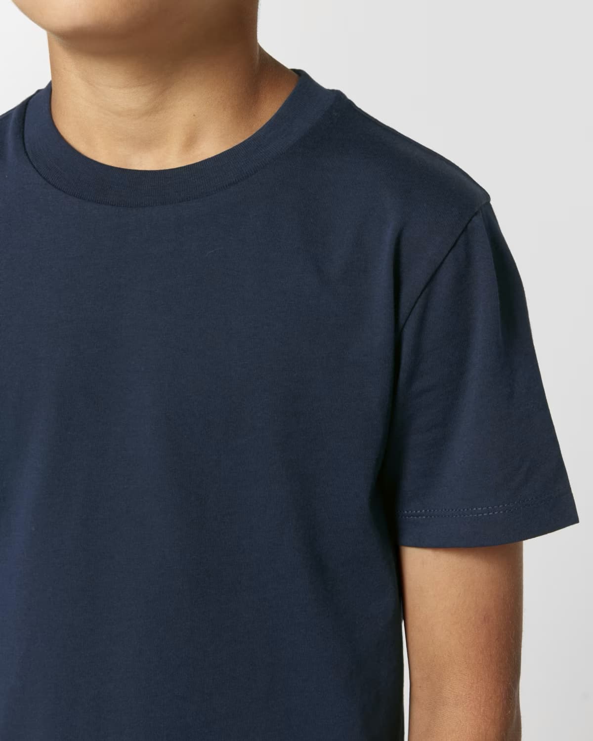 T-shirt Bimbi Classica in Cotone Organico Blu navy e notte dettaglio indossato di Farway Milano