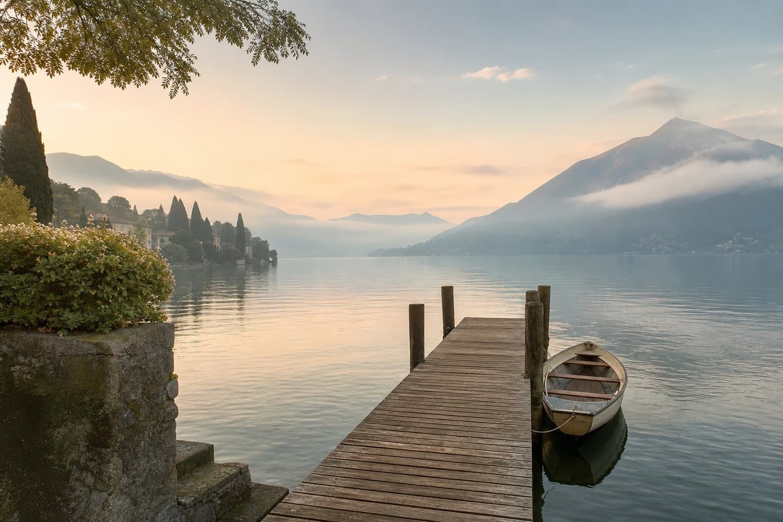 Molo in legno sul Lago di Como al mattino presto