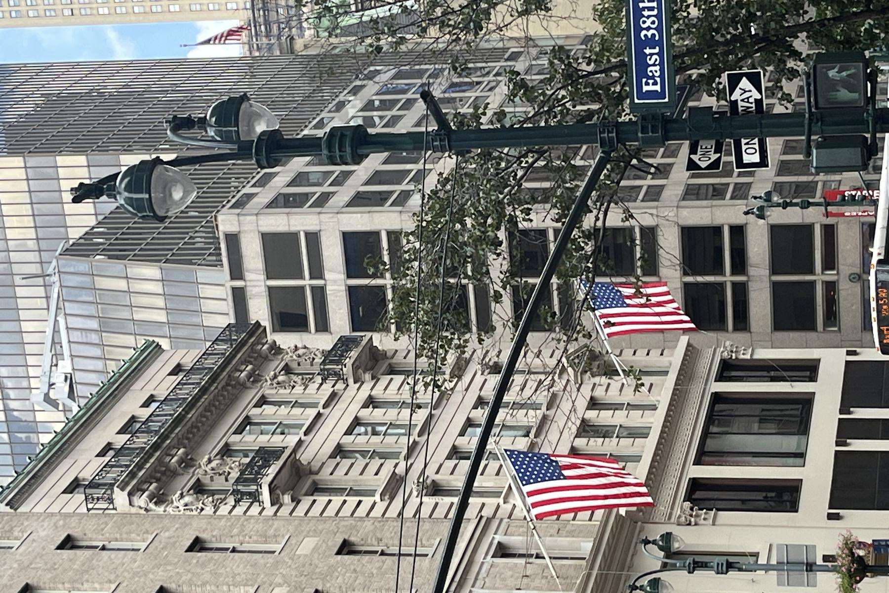 Una via di Manhattan all'altezza della East 38th Street, con le bandiere americane sulle facciate: la New York che ha ospitato il Pop-Up Loft di Farway Milano