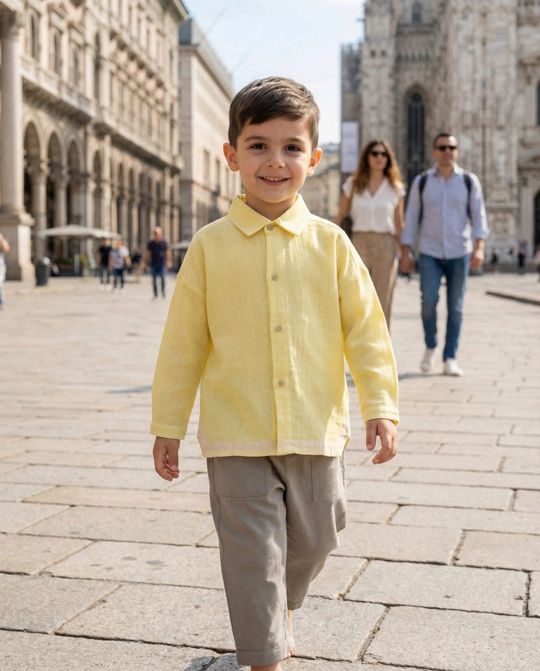 Camicia George in Mussola Giallo e ocra Passeggiata con mamma e papa di Farway Milano
