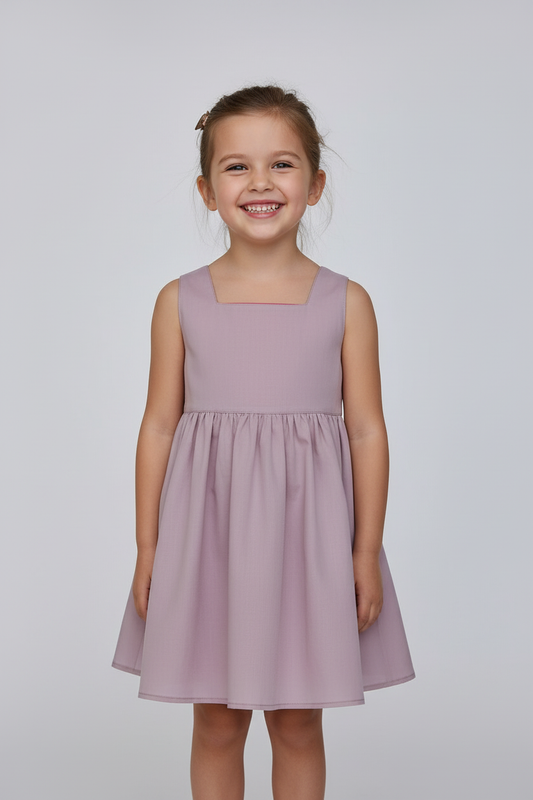 Bambina che indossa l'Abito Charlotte in studio