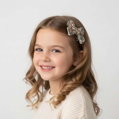 Bambina con Fiocco Flower piccolo - Posa 3/4