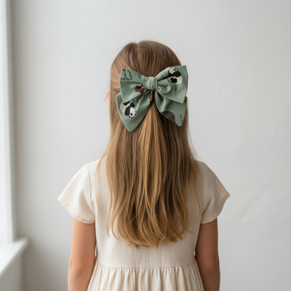 Vista posteriore bambina con Fiocco Salvia Animali grande