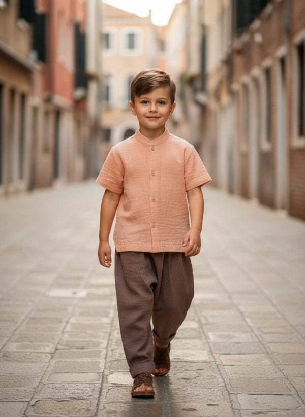 Camicia alla Coreana in Mussola Rosa pastello e antico Passeggiata con mamma e papa di Farway Milano