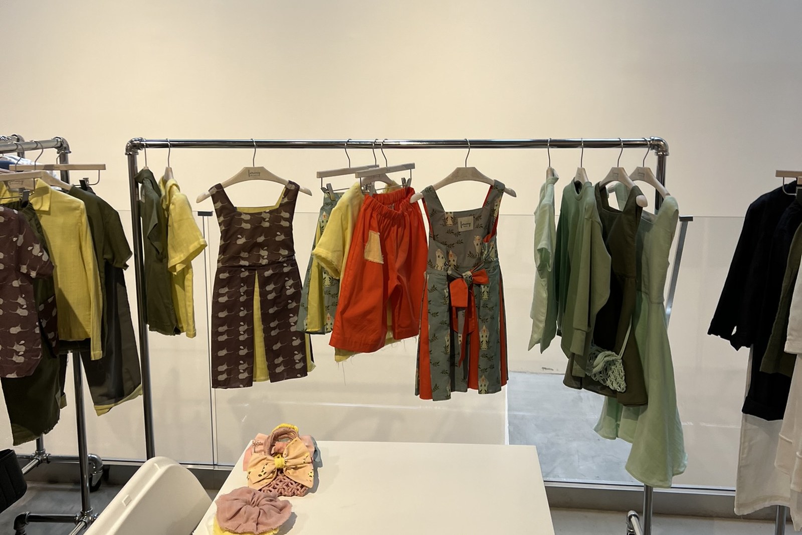 I capi della collezione Primavera/Estate 2025 di Farway Milano appesi allo stender del Pop-Up Loft alla L'Space Gallery di New York